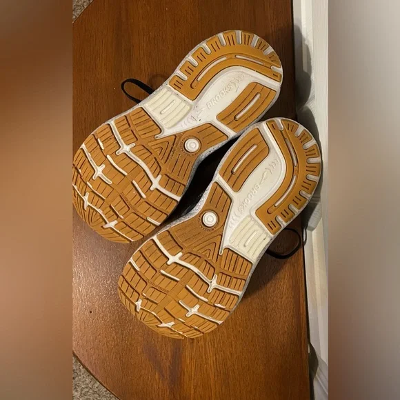 Brooks Ghost 16 women’s running 
Shoe 
Size 8 1/2 
Medium Width
Comfortable
GUC - Picture 7 of 8